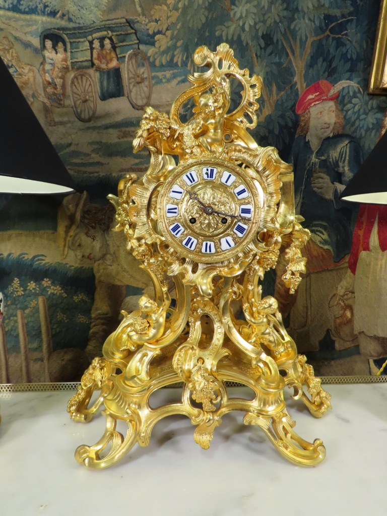 PENDULE ROCAILLE AUX AMOURS VENDANGEURS De Style Louis XV 