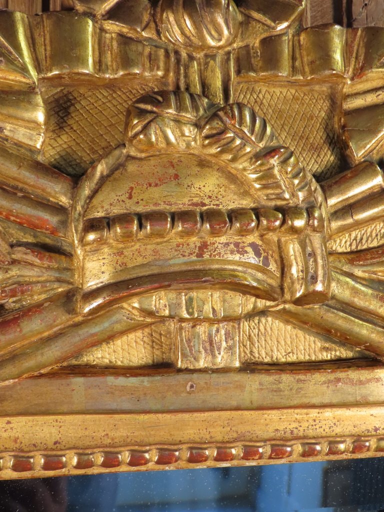 PETIT MIROIR EN BOIS DORE AUX ATTRIBUTS GUERRIER Epoque Louis XVI -photo-1
