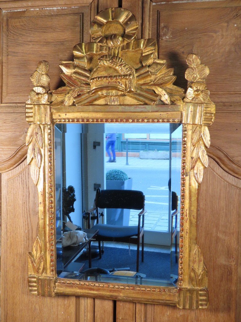 PETIT MIROIR EN BOIS DORE AUX ATTRIBUTS GUERRIER Epoque Louis XVI 