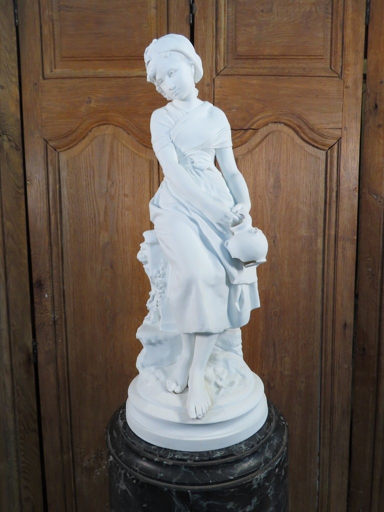 SCULPTURE BISCUIT JEUNE FEMME A LA FONTAINE Epoque fin XIX ème Siècle.