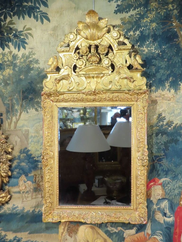 GRAND MIROIR EN BOIS SCULPTE DORE A FRONTON Epoque Régence 