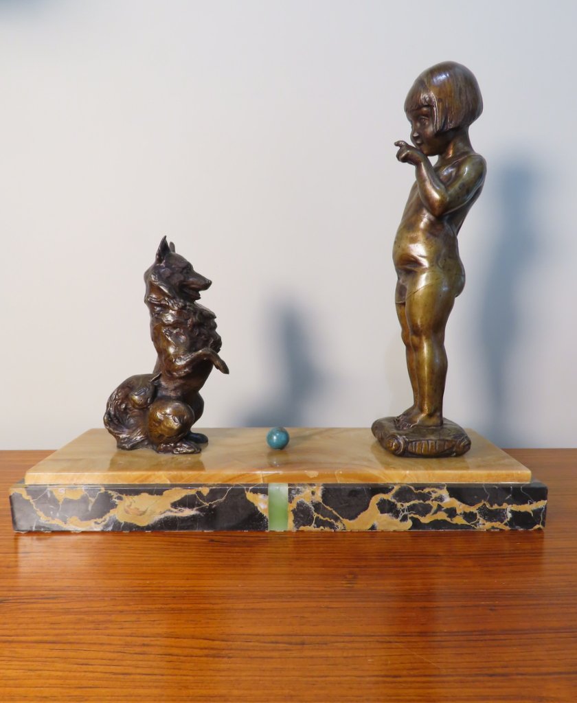 SCULPTURE EN BRONZE JEUNE FILLE ET SON CHIEN Epoque Art Déco 