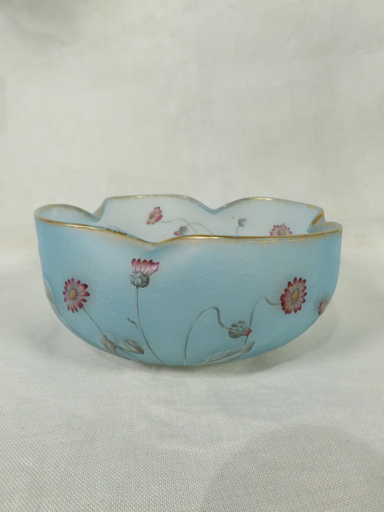 DAUM COUPE AUX FLEURETTES SUR FOND BLEU GIVRE Epoque vers 1900 