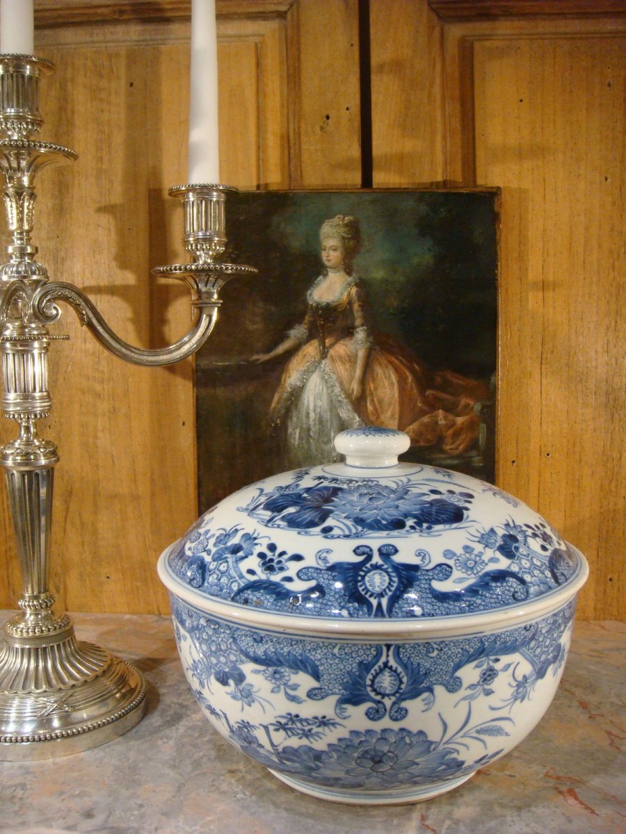 White Blue Porcelain Covered Pot - China Epoque XIX