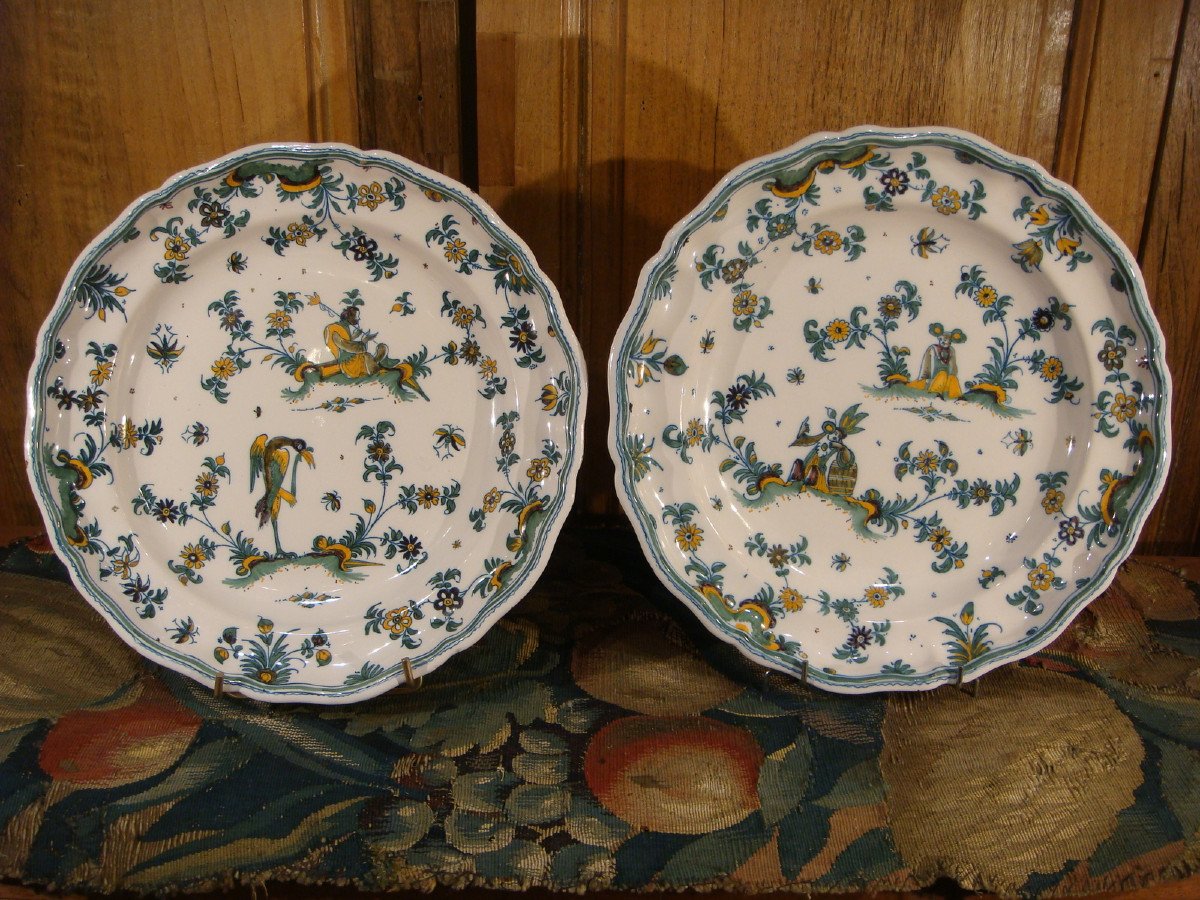 Paire De Grandes Assiettes En Faience De Moustiers - XVIII ème Siècle-photo-2