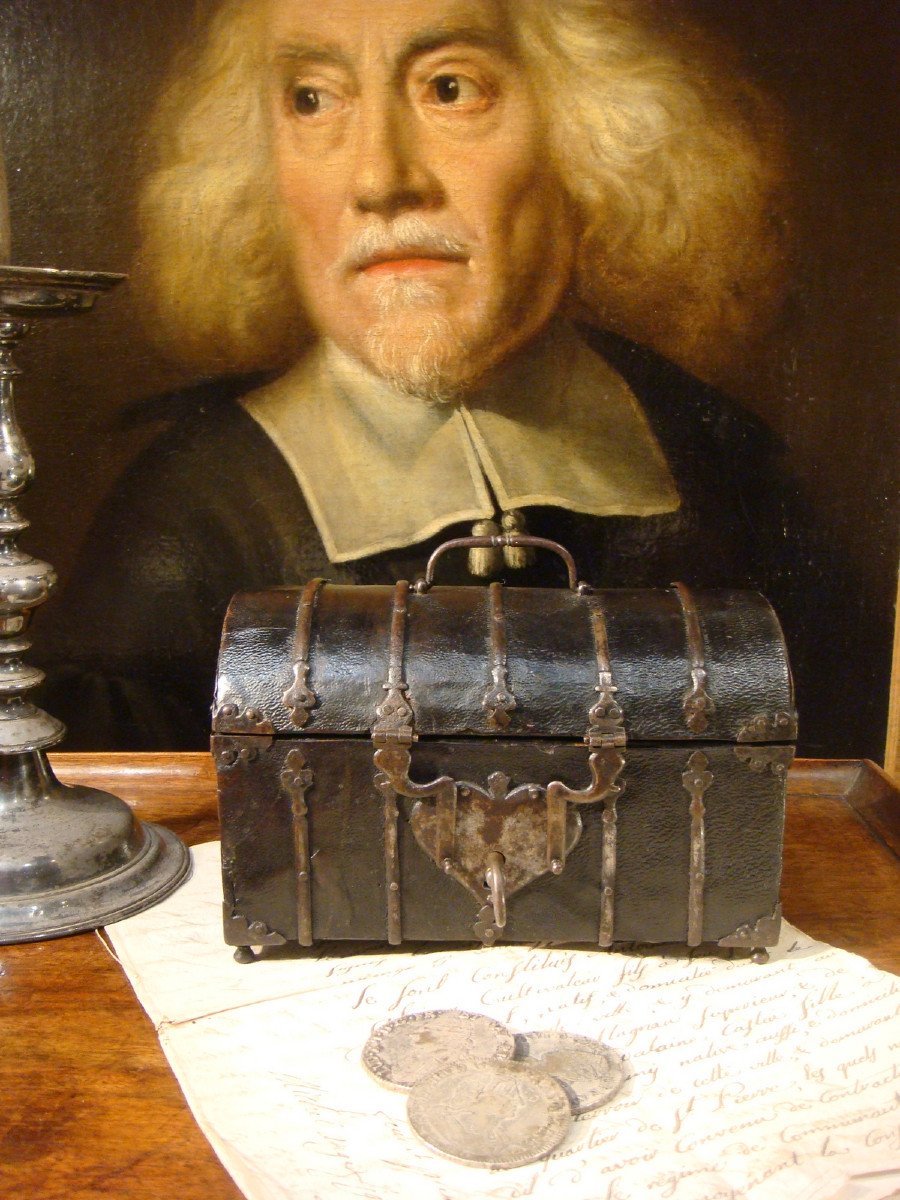 Domed Leather Box With Iron Trim - Period XVII-photo-2