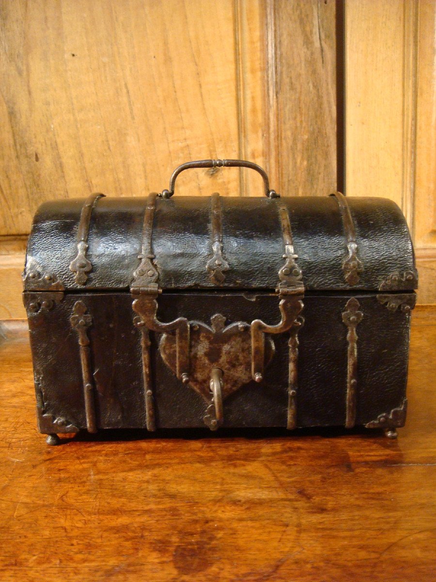 Domed Leather Box With Iron Trim - Period XVII-photo-3