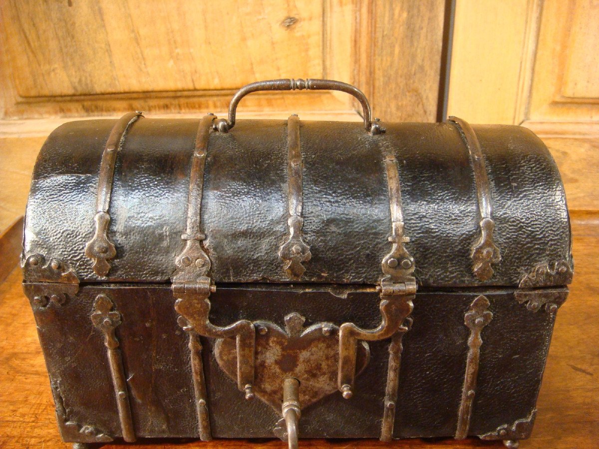 Domed Leather Box With Iron Trim - Period XVII-photo-4