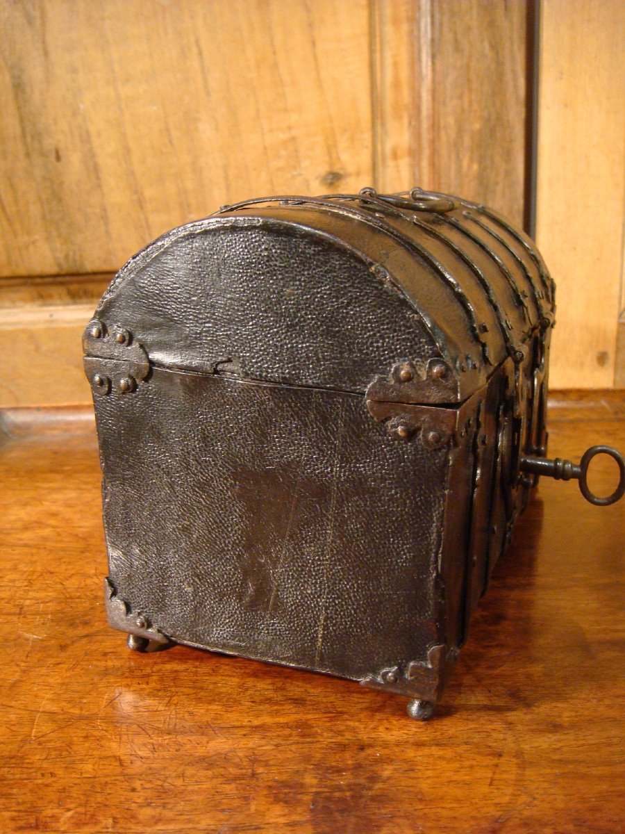 Domed Leather Box With Iron Trim - Period XVII-photo-1