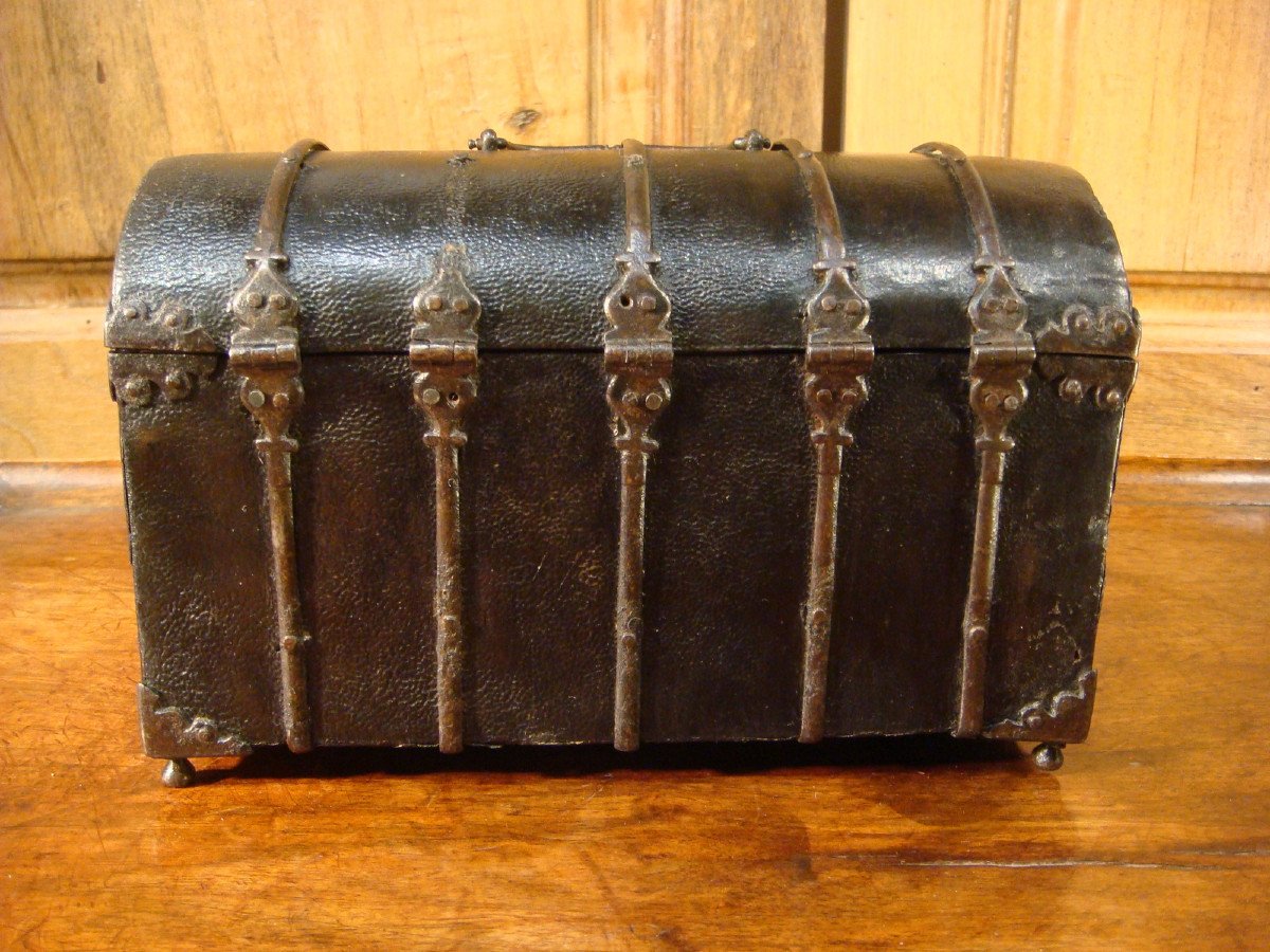 Domed Leather Box With Iron Trim - Period XVII-photo-2