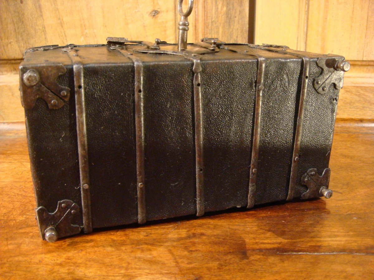 Domed Leather Box With Iron Trim - Period XVII-photo-3