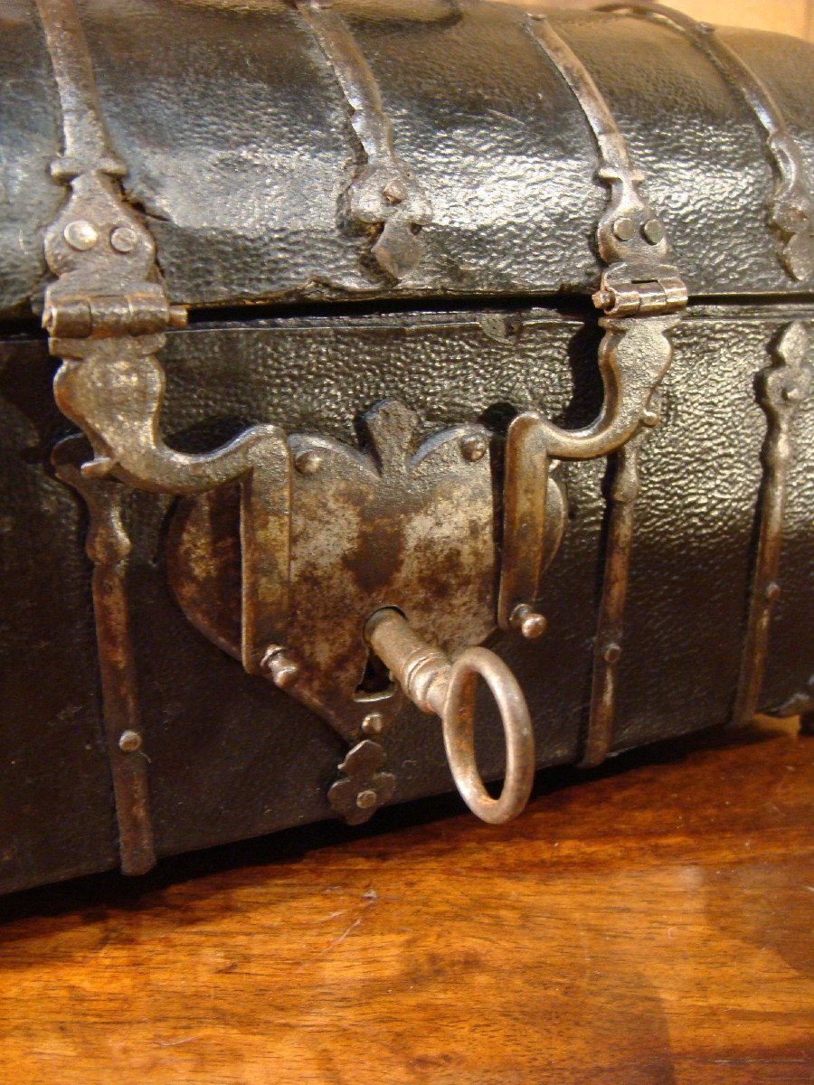 Domed Leather Box With Iron Trim - Period XVII-photo-5