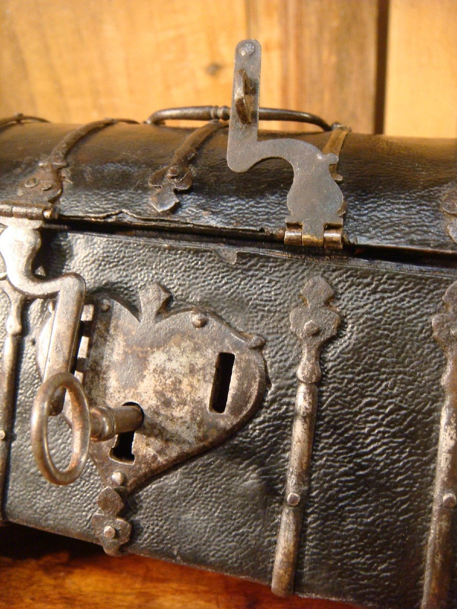 Domed Leather Box With Iron Trim - Period XVII-photo-7