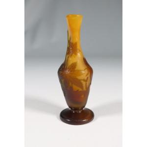 GALLE VASE FUSILFORME A DECOR DE FEUILLES DE CHATAIGNIER Epoque vers 1900 