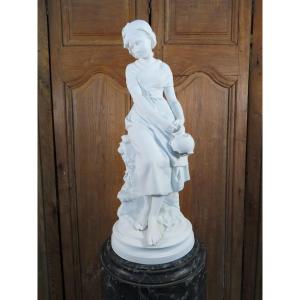 SCULPTURE BISCUIT JEUNE FEMME A LA FONTAINE Epoque fin XIX ème Siècle.