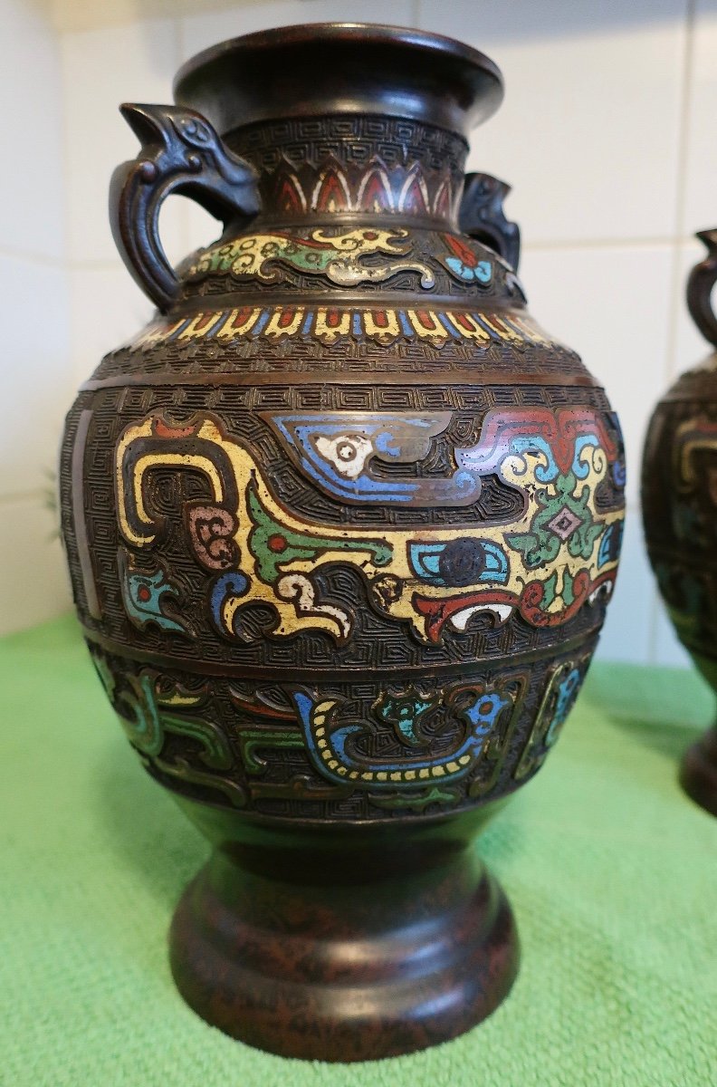 Paire De Vases En Bronze Et Email Cloisonné; Japon, Fin Du XIXème Siècle.-photo-1