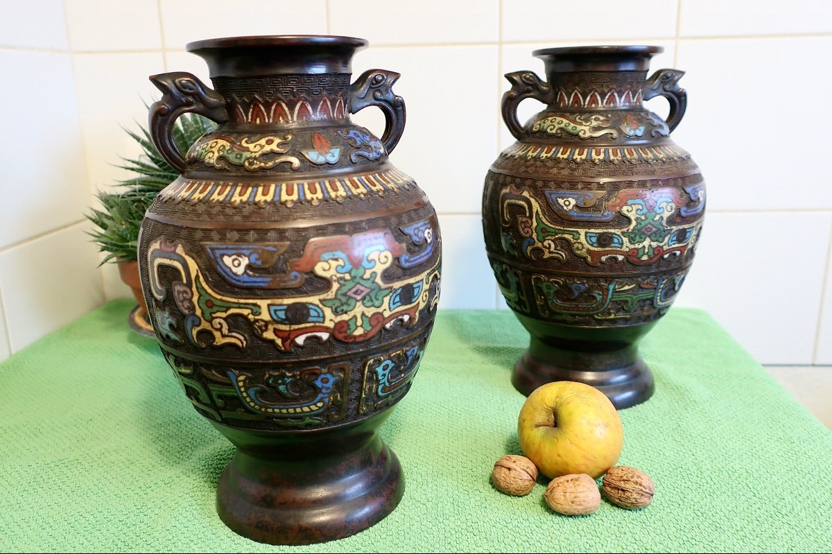 Paire De Vases En Bronze Et Email Cloisonné; Japon, Fin Du XIXème Siècle.