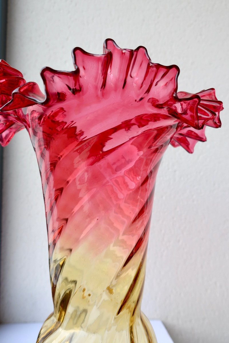 19th Century Tulip Vase In Red And Amber Crystal, "amberina", Twisted, Scalloped Neck, H 34 Cm-photo-3