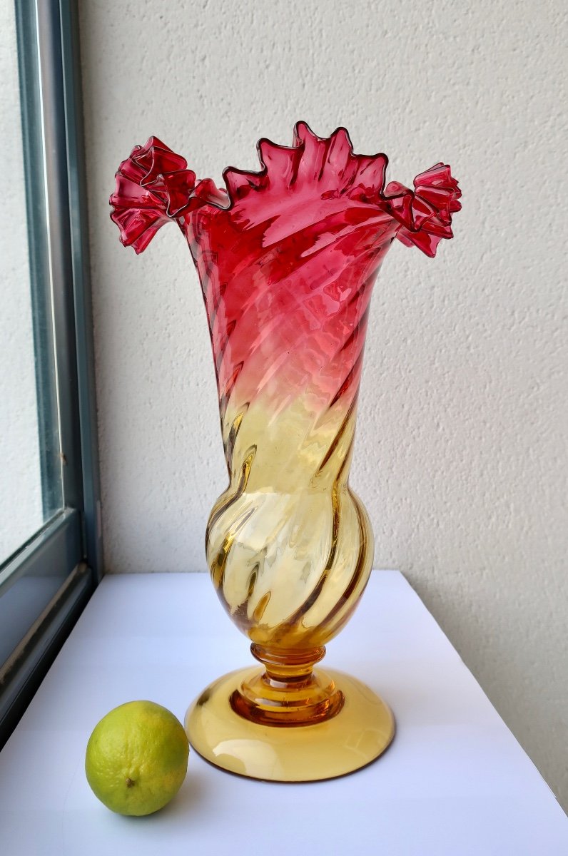 19th Century Tulip Vase In Red And Amber Crystal, "amberina", Twisted, Scalloped Neck, H 34 Cm