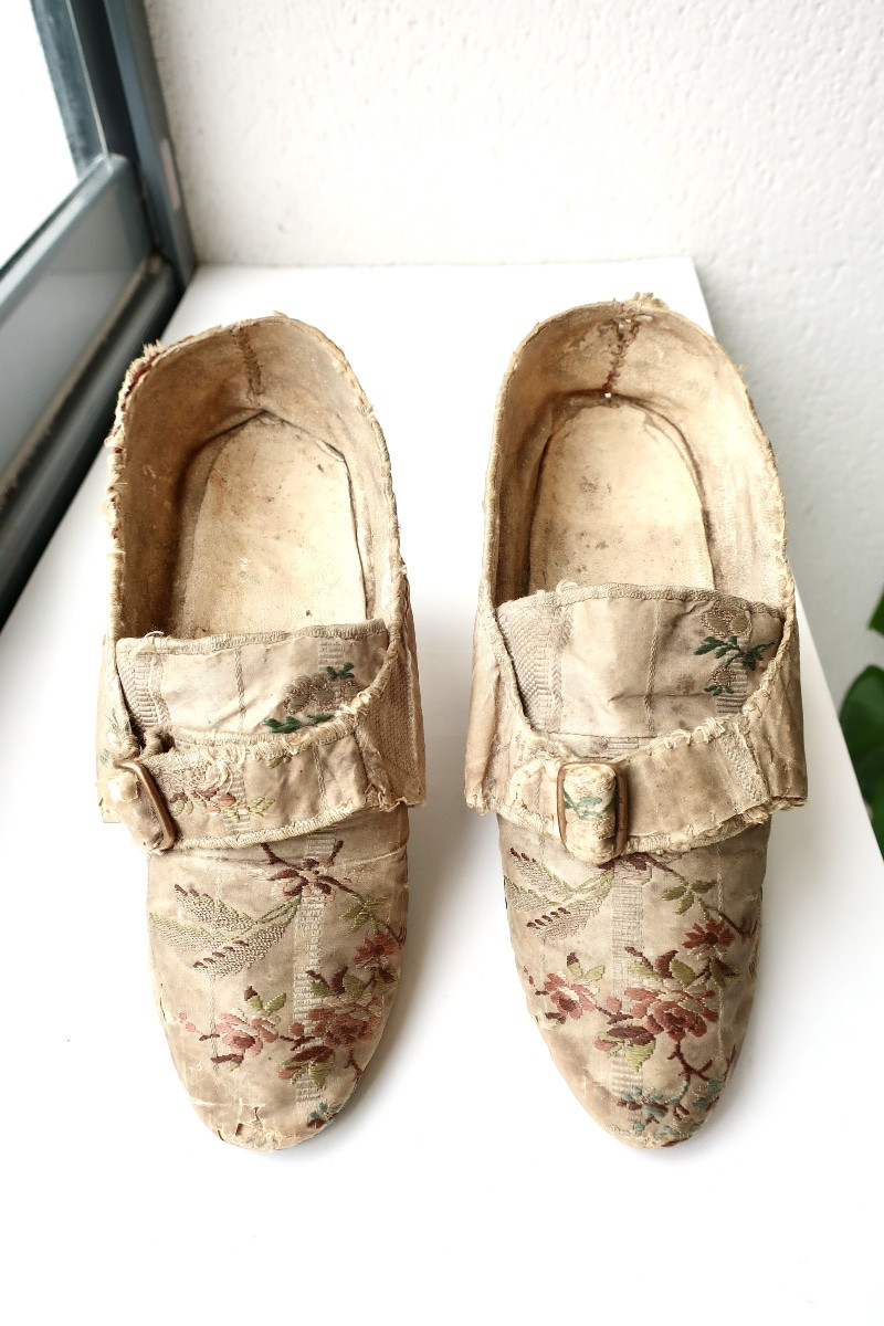 Paire De Chaussures, Souliers De Dame XVIIIème, Epoque Louis XV, Vers 1750, Cuir Et Soie.-photo-2