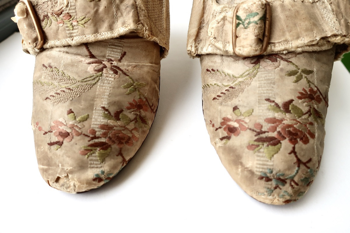 Paire De Chaussures, Souliers De Dame XVIIIème, Epoque Louis XV, Vers 1750, Cuir Et Soie.-photo-1
