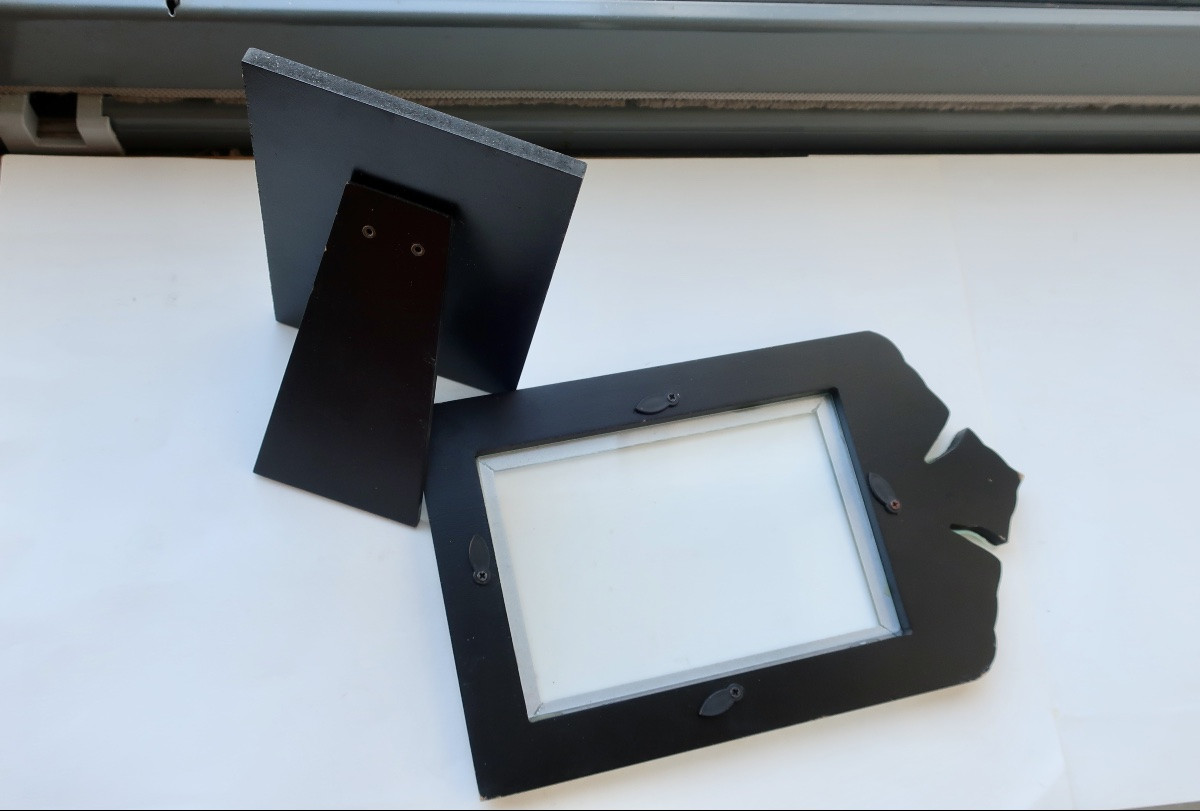 Tabletop Photo Frame, Engraved Mirror Glass With Pediment, Circa 1960, Very Good Condition, 25.2 X 15.1 Cm.-photo-5