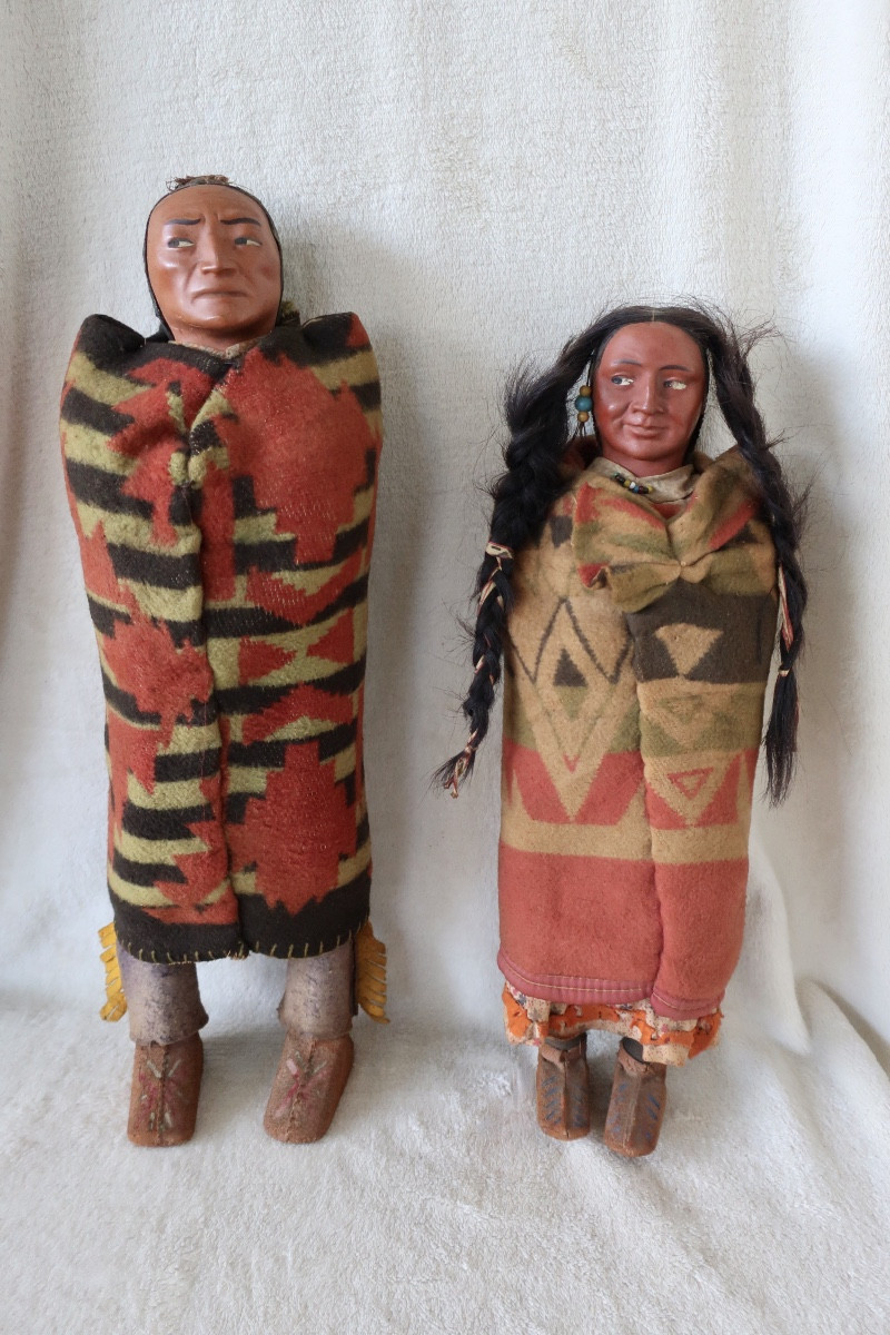 Rares Grandes Poupées Amérindiennes "Skookum", vers 1920, 48 et 42,5 cm