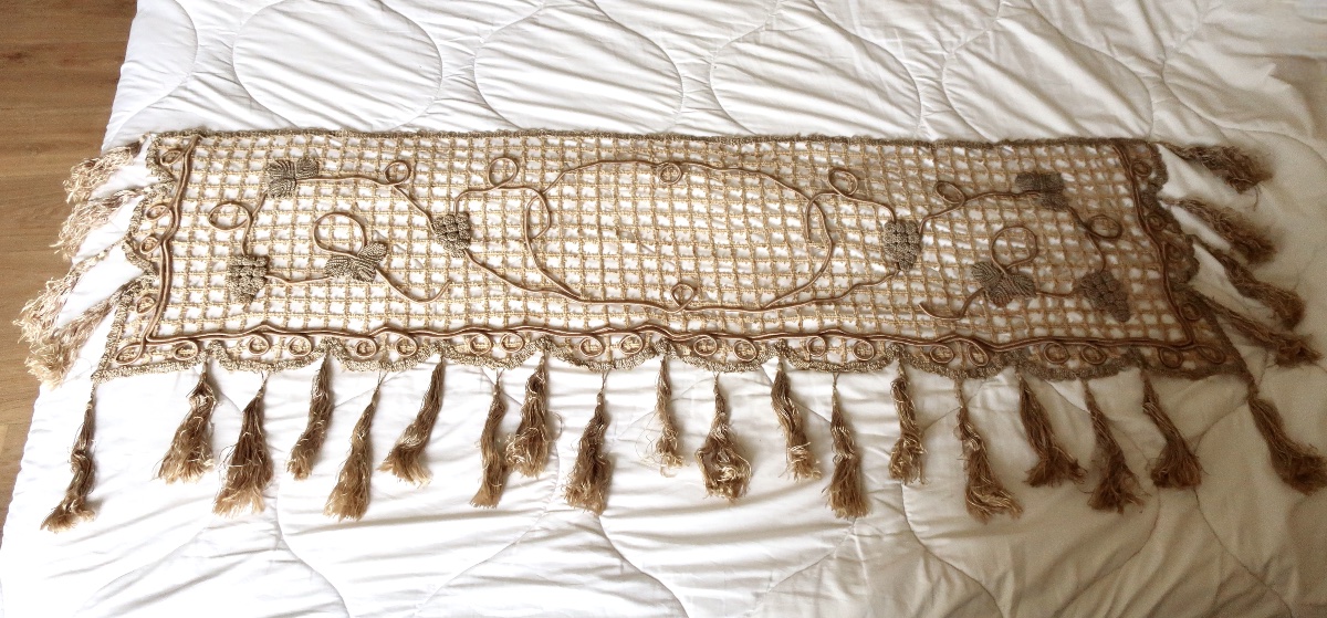 Cantonnière Art Nouveau 1900 Dentelle Filet Crochet + Applications Raisins, L = 140 cm