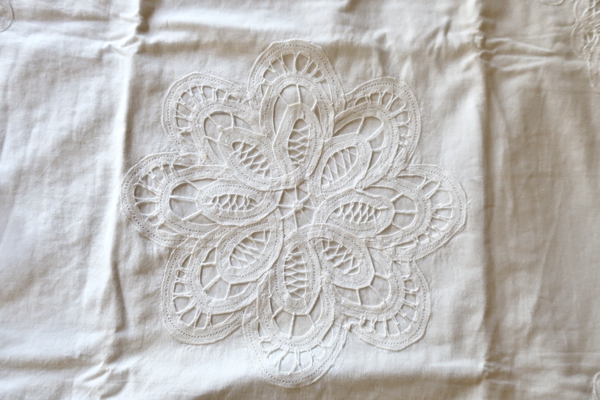 2 Linen Pillowcases, Embroidery And Lace, Like New, 62 X 62 Cm-photo-1