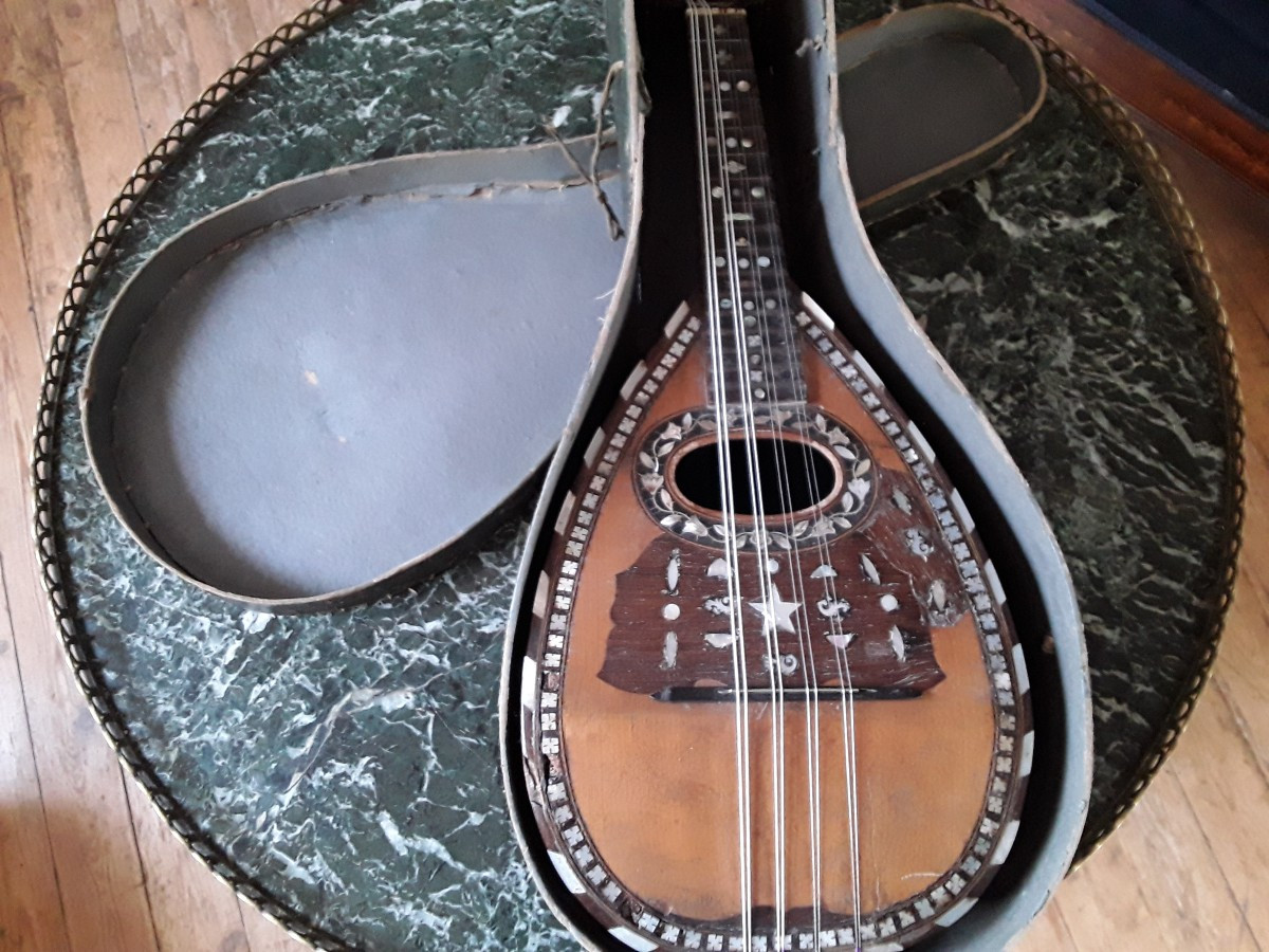 Mandoline ancienne dans sa boite en carton