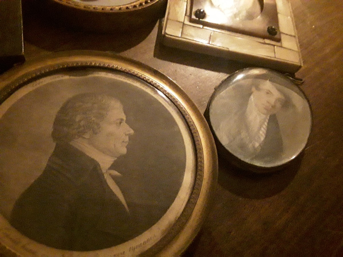 Set Of 6 Antique Miniatures In Various Materials -photo-8