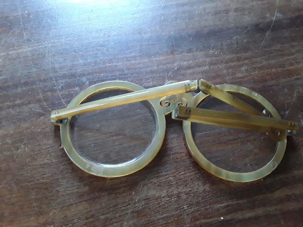 Grande paire de lunettes en corne Chine.  -photo-2