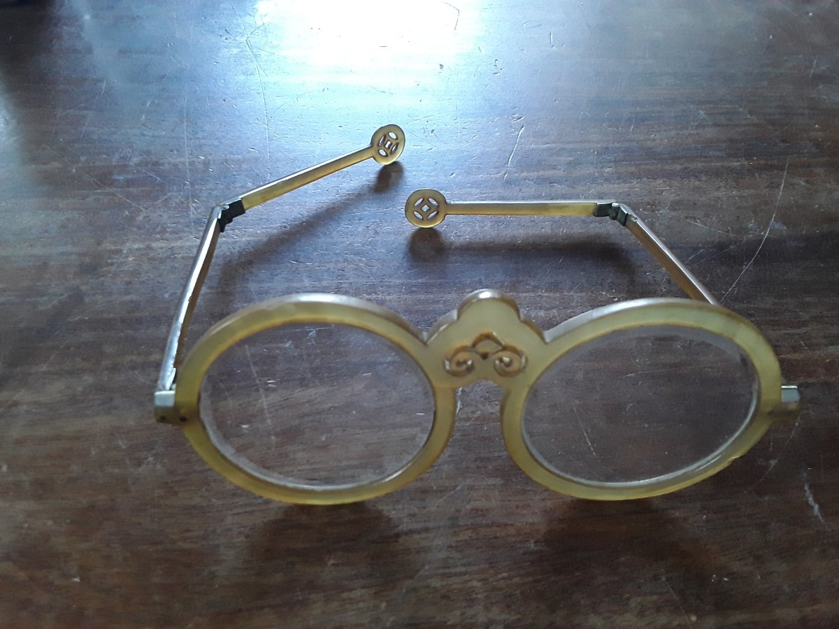 Grande paire de lunettes en corne Chine.  