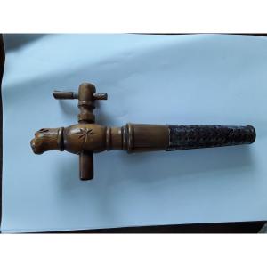 Robinet ou bonde de tonneau en buis sculpté 