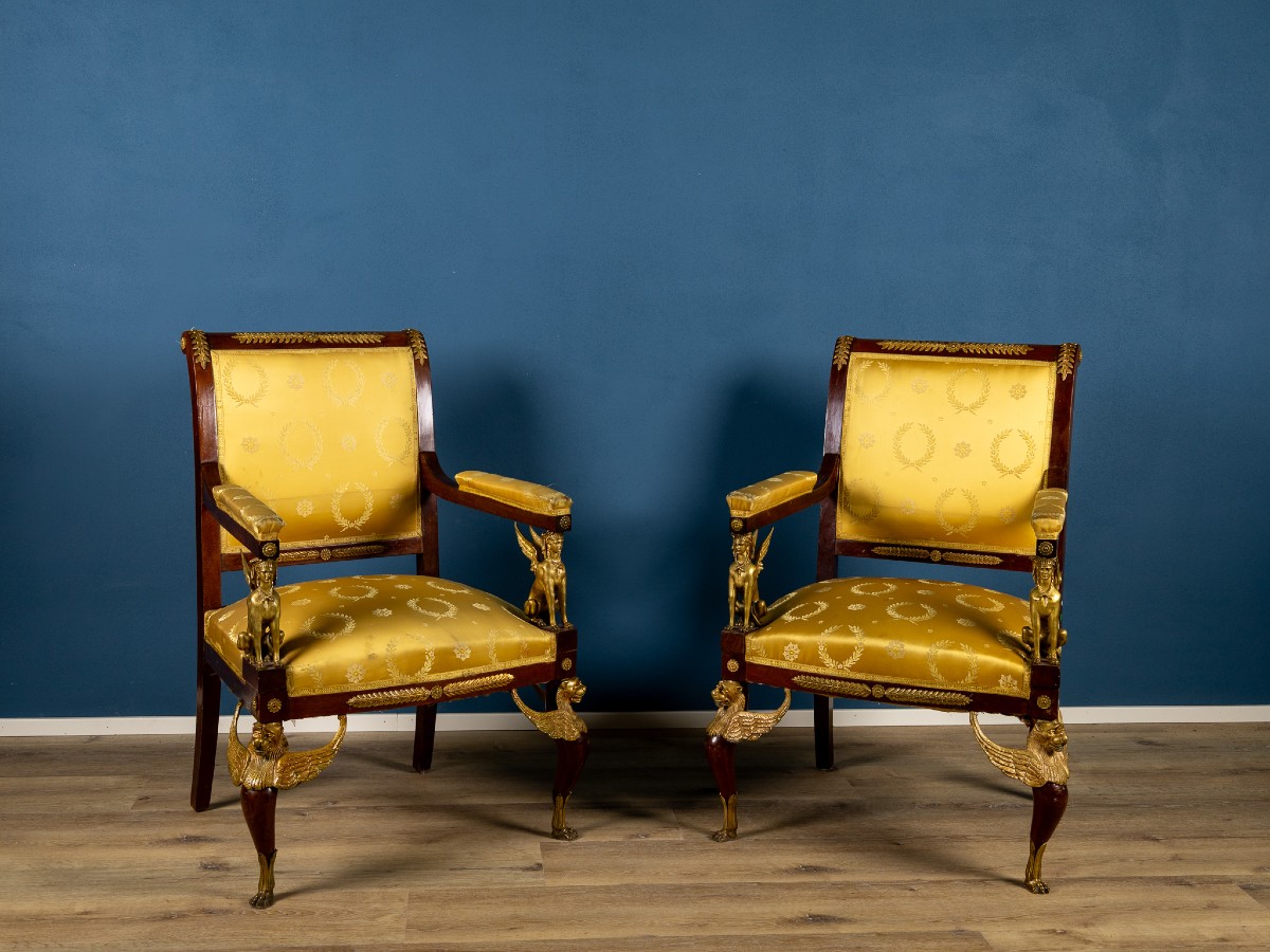 Paire de fauteuils de style Empire français avec bronzes dorés