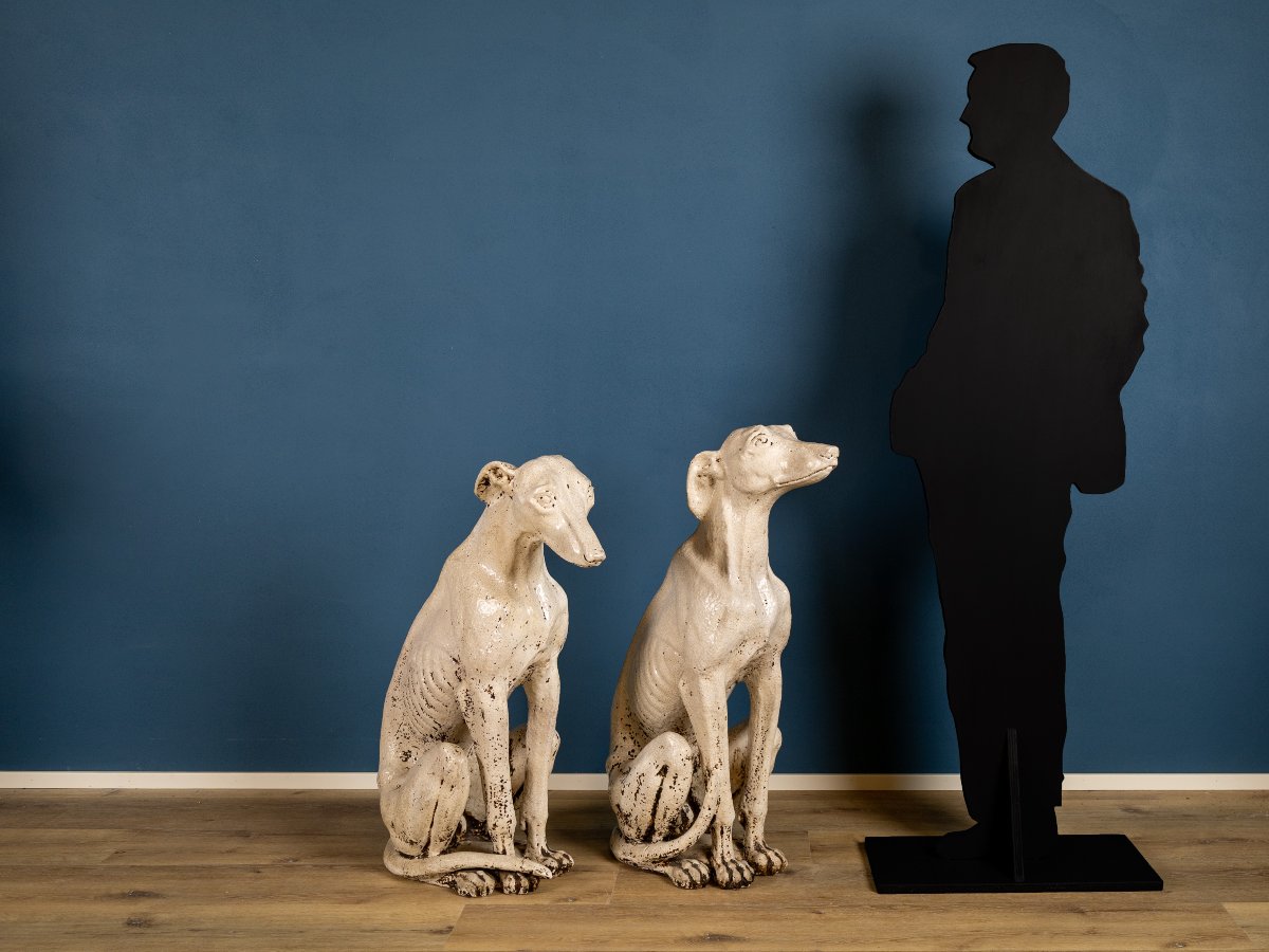 Paire d'élégants lévriers en porcelaine toscane, début du XXe siècle-photo-3