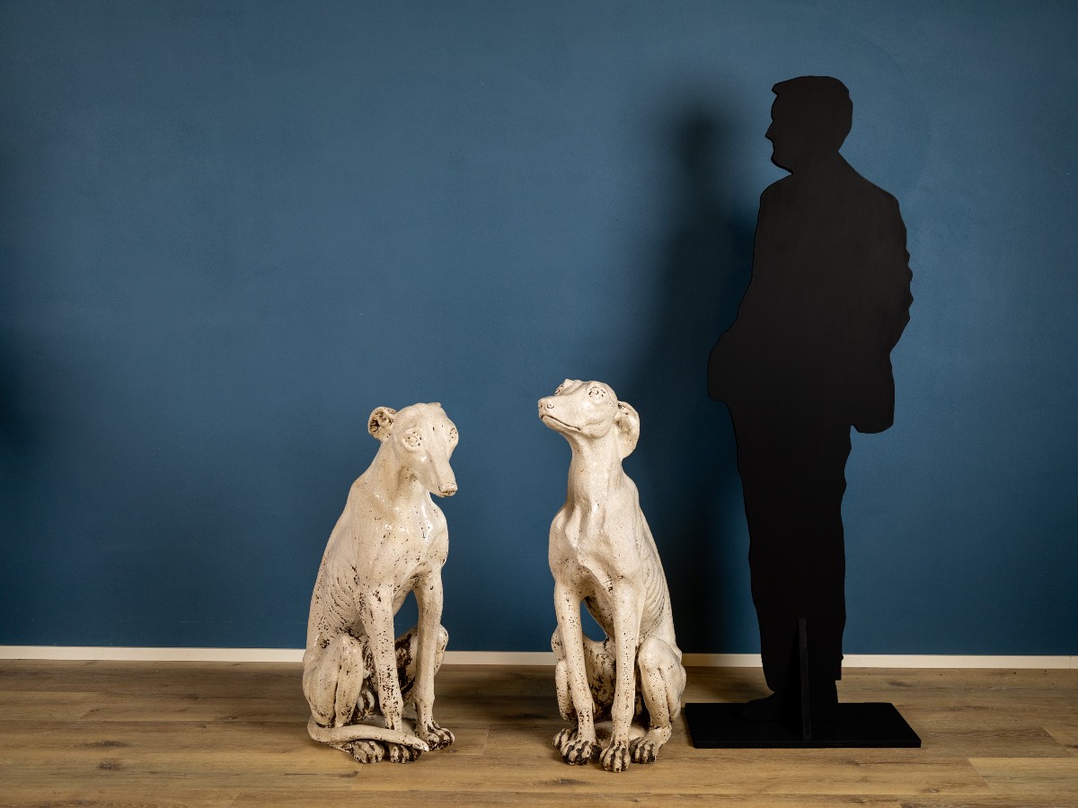 Paire d'élégants lévriers en porcelaine toscane, début du XXe siècle-photo-1