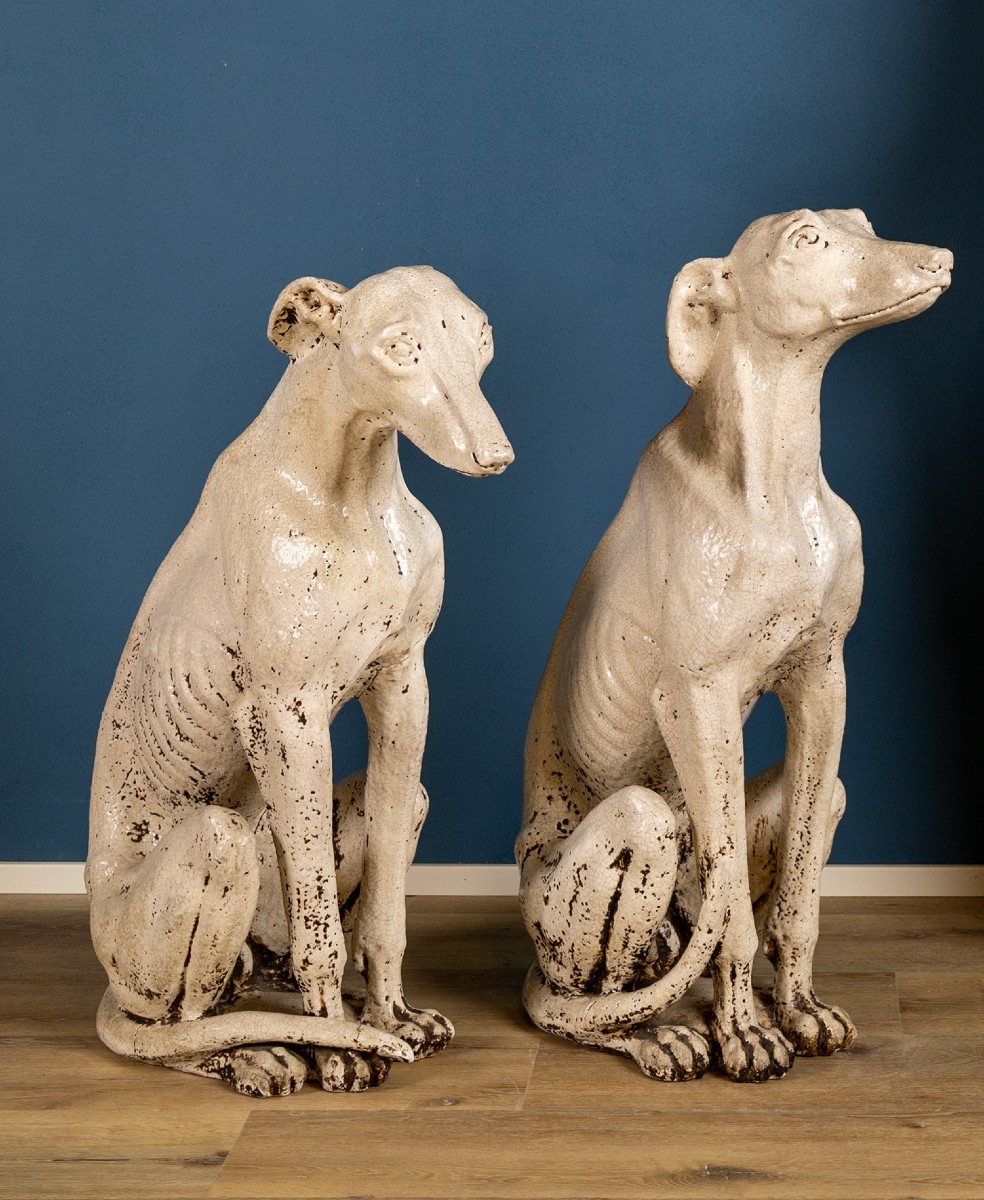 Paire d'élégants lévriers en porcelaine toscane, début du XXe siècle