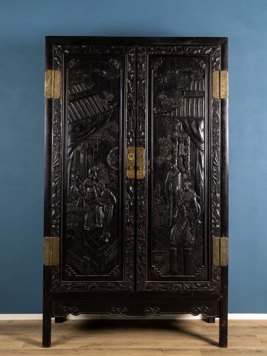 Cabinet en bois sculpté chinois, scènes de la vie impériale, Chine, XIXe siècle