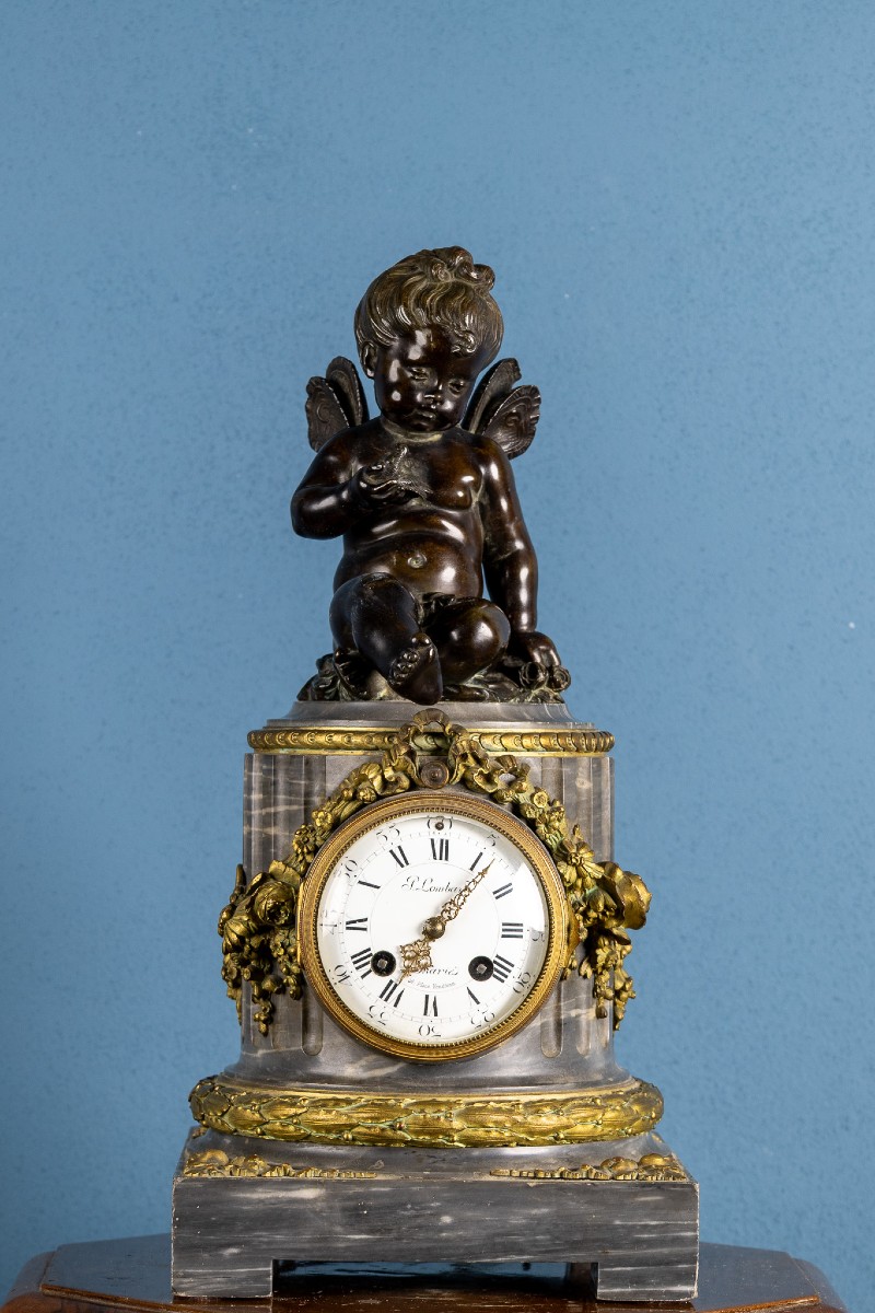 Horloge française en marbre et bronze doré, putto en bronze, fin du XIXe siècle