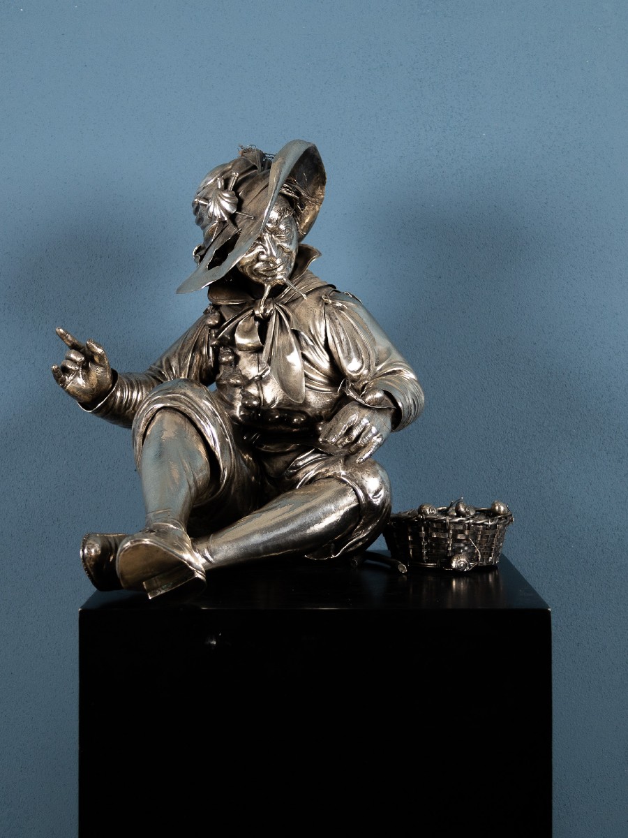 Sculpture en argent de 800 représentant un personnage flamand avec des escargots, XIX-XX siècle