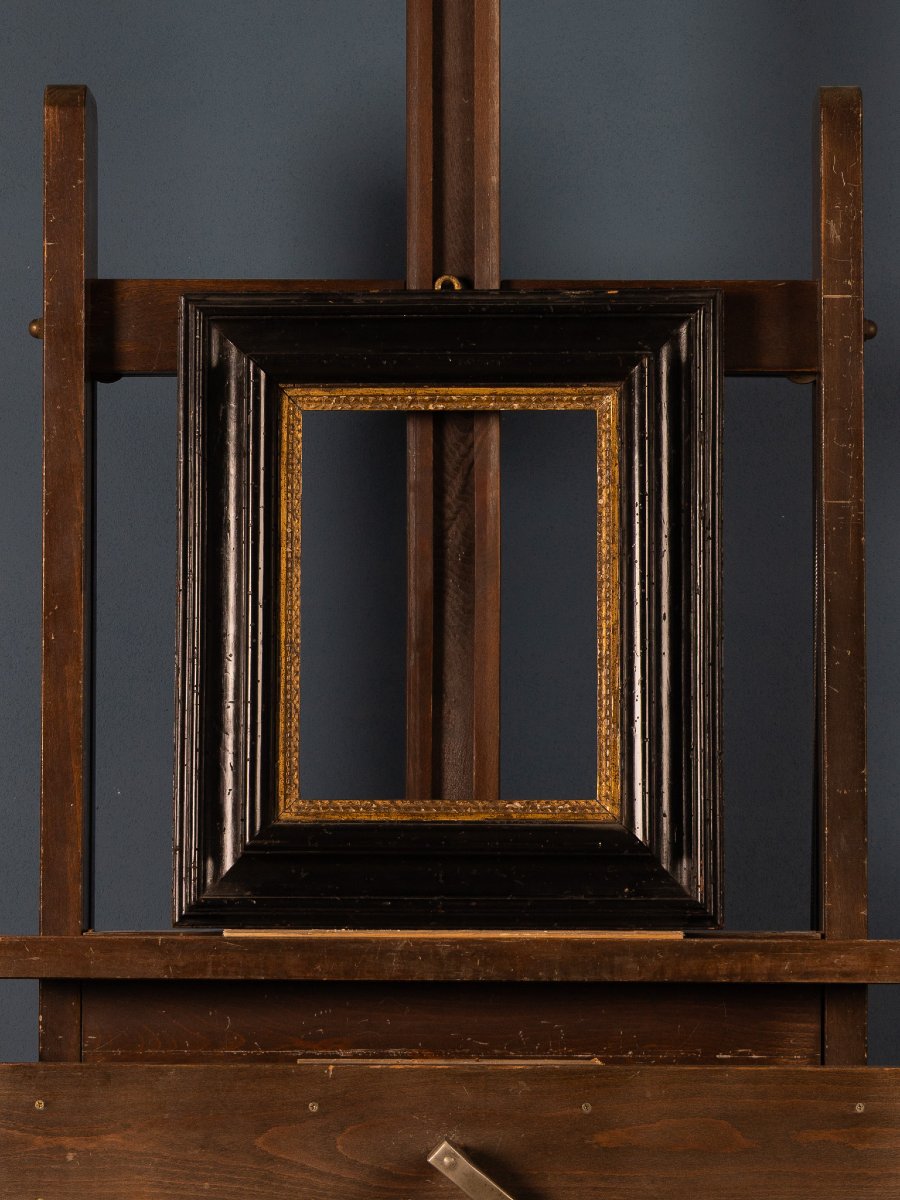 Cadre du XVIIIe siècle en noyer ébénisé à profil doré-photo-2