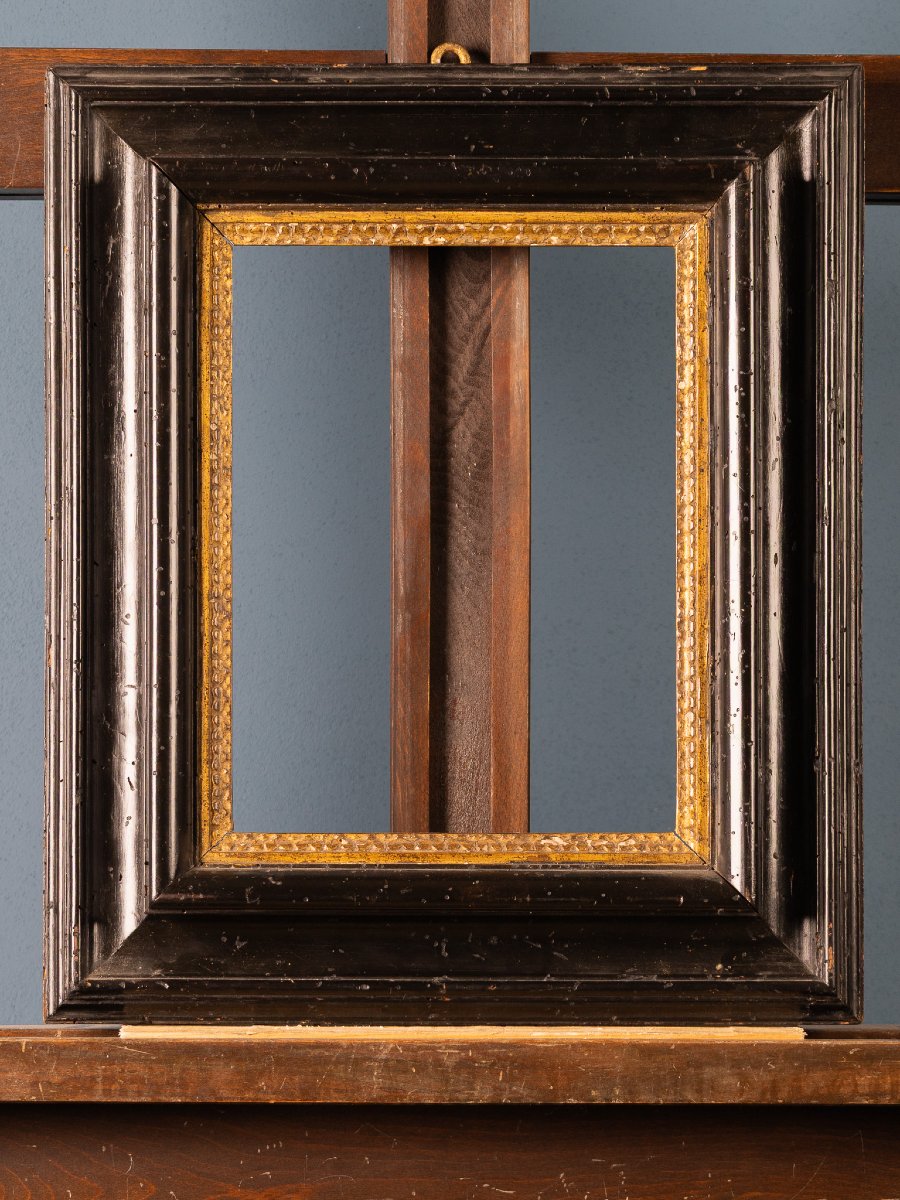 Cadre du XVIIIe siècle en noyer ébénisé à profil doré-photo-1