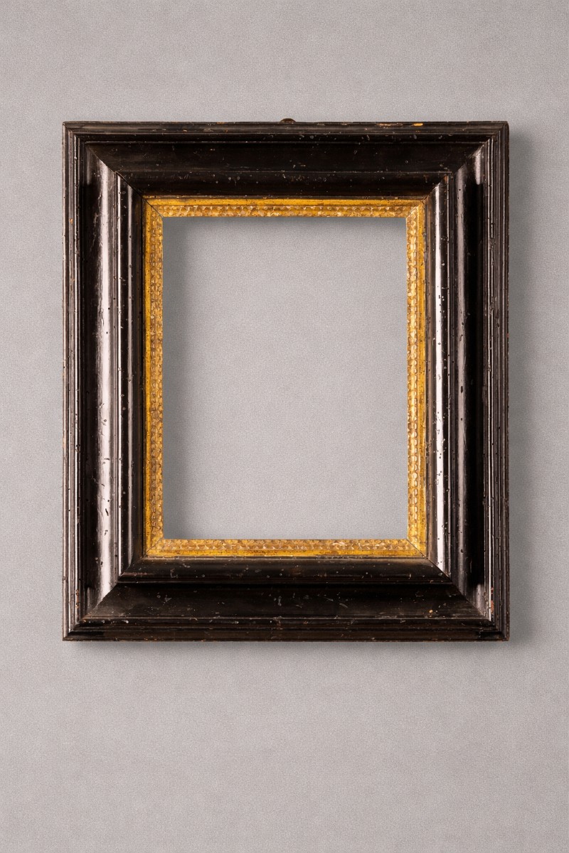 Cadre du XVIIIe siècle en noyer ébénisé à profil doré