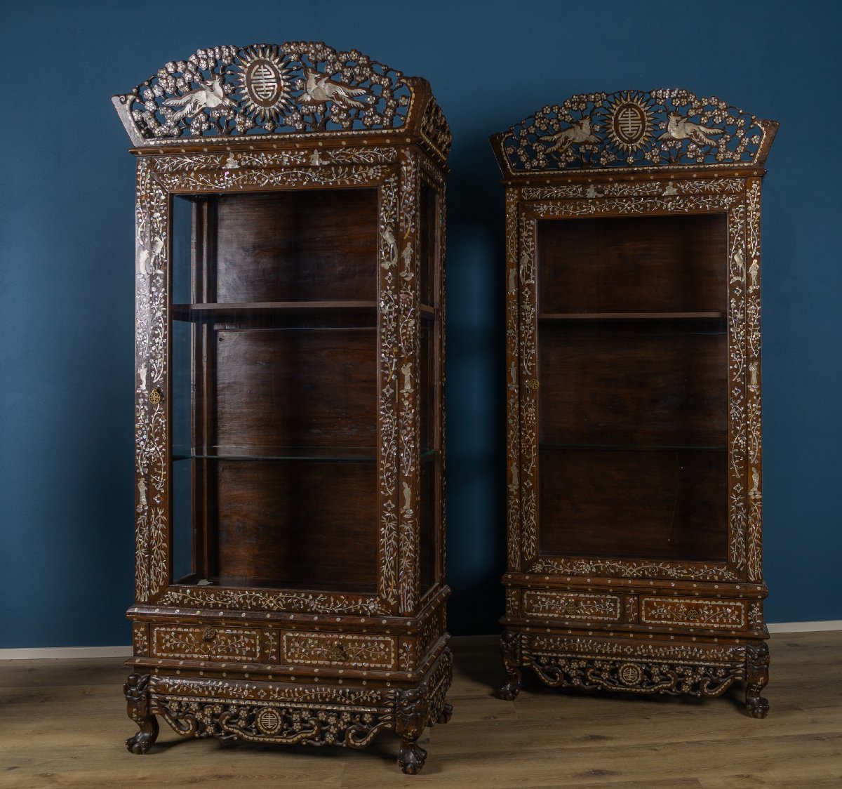 Paire de vitrines chinoises en bois dur incrustées de nacre, fin du XIXe siècle-photo-2