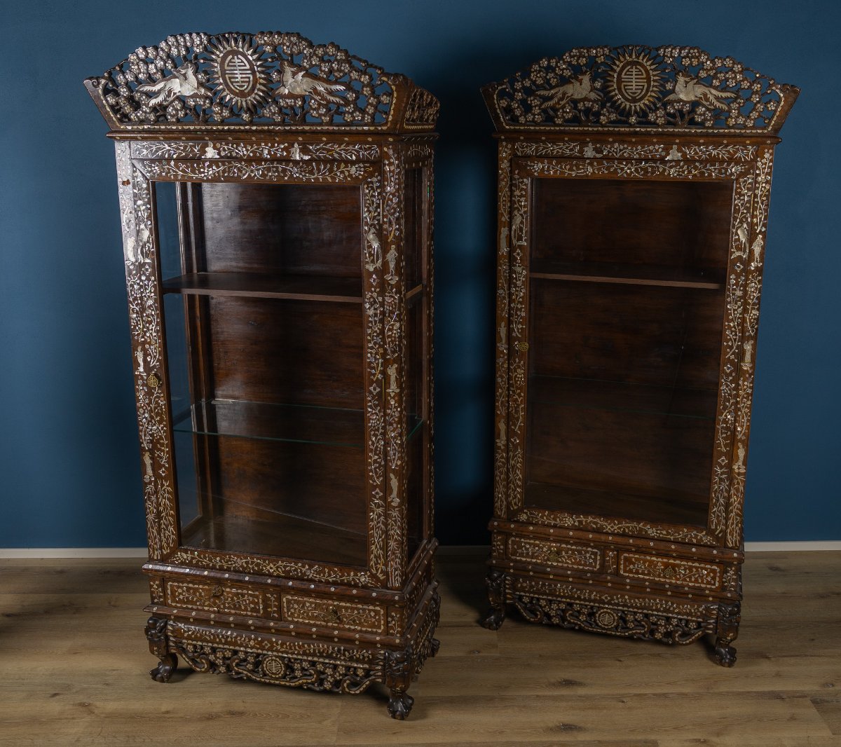Paire de vitrines chinoises en bois dur incrustées de nacre, fin du XIXe siècle-photo-3