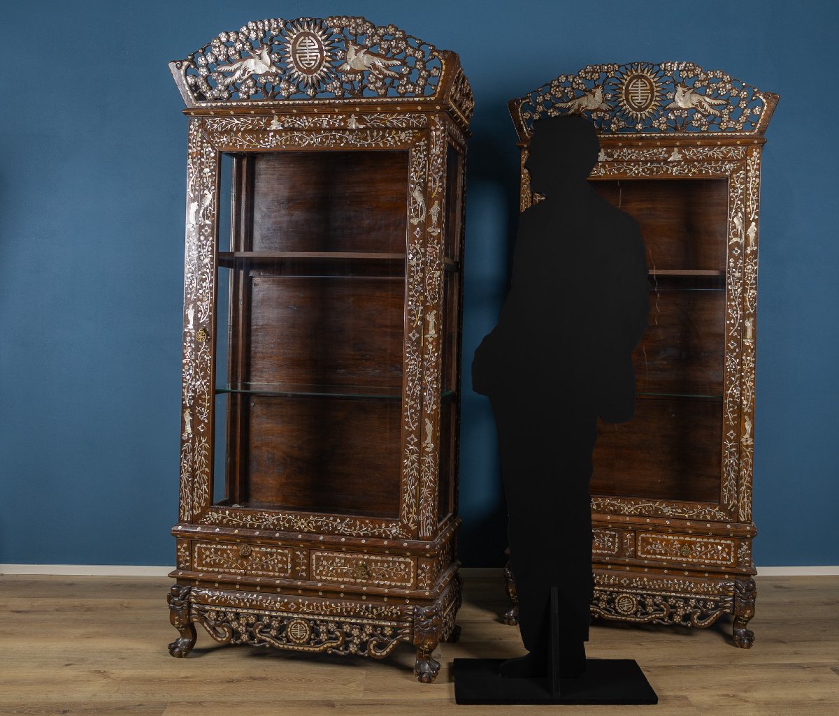 Paire de vitrines chinoises en bois dur incrustées de nacre, fin du XIXe siècle-photo-4