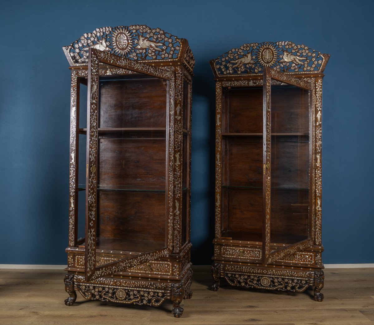 Paire de vitrines chinoises en bois dur incrustées de nacre, fin du XIXe siècle-photo-5