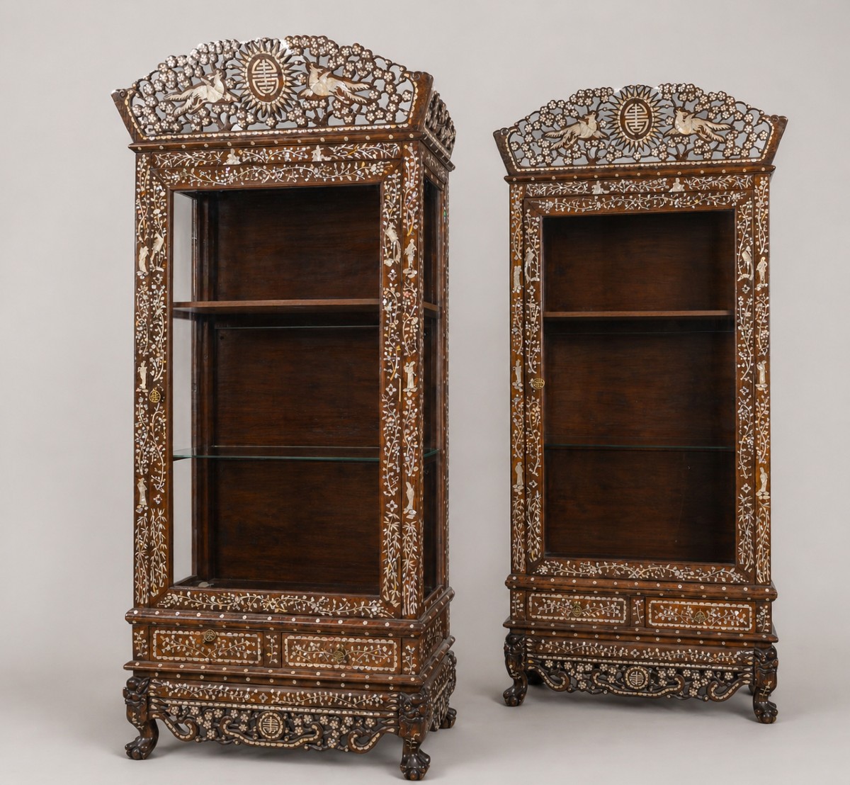 Paire de vitrines chinoises en bois dur incrustées de nacre, fin du XIXe siècle