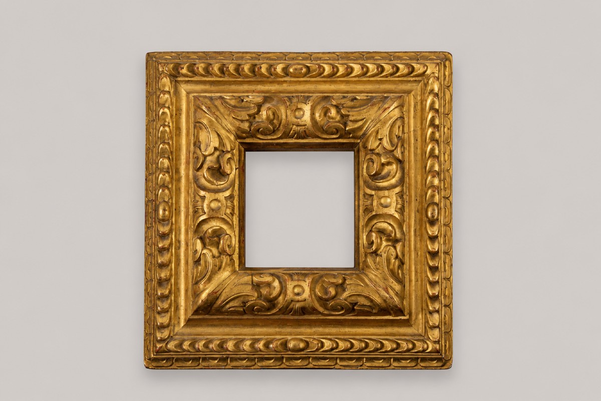 Cadre en bois sculpté et doré italien du XVIIIe siècle